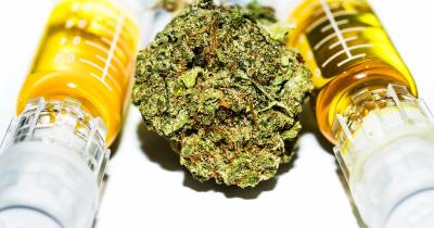 Vaping vs Smoking Cannabis: Pros and Cons